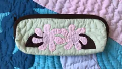 在庫一掃セール!!シンプルペンケース 　ガーデニア  ライトセルドングリーン　ハワイアンキルト ポーチ