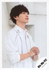 【中古】生写真(ジャニーズ) Kis-My-Ft2/玉森裕太/上半身・衣装白・両手組み・右向き・背景白/シングル「君、僕。」MV＆ジャケ写オフショット/公式生写真 