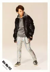 【中古】生写真(ジャニーズ) Kis-My-Ft2/北山宏光/全身・ジャケット黒・パーカーグレー・ハンドグローブ・足開き・目線右・背景ベージュ/公式生写真
