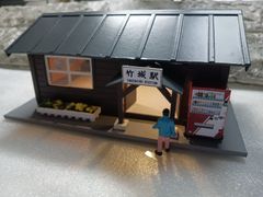 【HO】【夜景】木造無人ローカル駅舎　ストラクチャー（★照明付）着色　完成品 HOゲージ】【夜景】）白壁木造ローカル駅舎 ストラクチャー