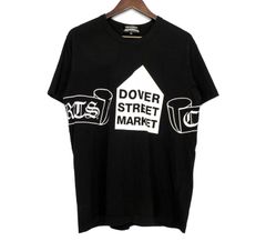 クロムハーツ CHROME HEARTS × コム デ ギャルソン COMME des GARCONS 【 ZI T001 】 ドーバーストリート マーケット 別注 スクロール ラベル プリント 半袖 Tシャツ 40377