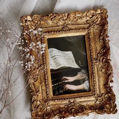【ピアノを弾く手】重厚感のある額縁に飾られた絵画 額入り壁装飾画 ウォールアート 壁掛け壁画 アンティーク ウォールデコ 額装