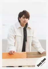 【中古】生写真(ジャニーズ) Sexy Zone/佐藤勝利/膝上・衣装白・黒・右向き・両手板・口閉じ・海/アルバム「PAGES」MV＆ジャケ写オフショット/公式生写真