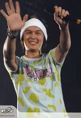 【中古】生写真(ジャニーズ) 関ジャニ∞/丸山隆平/ライブフォト・上半身・衣装Tシャツ水色.緑・頭にタオル・左手マイク・johnny’s web/公式生写真