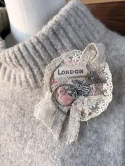 レースとピンクのナチュラルコサージュ　アンティーク風