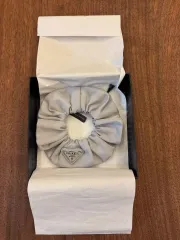 PRADA ホワイト サテン シュシュ 箱付き PRADA ホワイト サテン シュシュ 箱付き