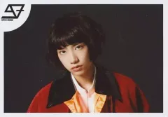 【中古】生写真(男性) SUPER★DRAGON/柴崎楽/横型・バストアップ・衣装オレンジ・白・背景黒/「DRA FES 2018 ～3rd Anniversary～」生写真セット～第6.5弾～