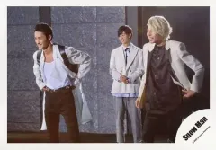 【中古】生写真(ジャニーズ) Snow Man/岩本照・阿部亮平・ラウール/横型・膝上・衣装白・黒・左向き・岩本両手腰・阿部両手組み/シングル「D.D. / Imitation Rain」MV＆ジャケ写オフショット/公式生写真