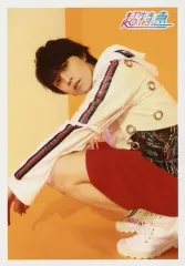 【中古】生写真(男性) 超特急/タカシ(松尾太陽)/全身・衣装白・赤・しゃがみ・両手伸ばし・体左向き・カメラ目線・背景黄/「超特急 POP UP STORE」GOLDEN EPOCH SPECIAL 生写真 タクヤ PRUDUCE Ver.(渋谷限定)