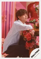 【中古】生写真(ジャニーズ) King ＆ Prince/永瀬廉/膝上・座り・衣装白.黒・右向き・花・背景ピンク/アルバム「L＆」MV＆ジャケ写オフショット/公式生写真