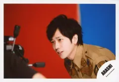 【中古】生写真(ジャニーズ) 嵐/二宮和也/横型・バストアップ・衣装茶・前屈み・体左向き・カメラ覗き・背景赤青/「Are You Happy?」ジャケ写撮影＆「Don’t You Get It」PV撮影/公式生写真
