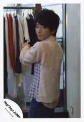 【中古】生写真(ジャニーズ) Hey! Say! JUMP/知念侑李/膝上・シャツピンク・チェック柄ベスト・振り向き・ハンガー・服/公式生写真