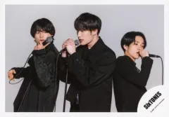 【中古】生写真(ジャニーズ) SixTONES/松村北斗・ジェシー・田中樹/横型・上半身/「慣声の法則」グッズオフショット/公式生写真