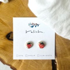 Strawberry-painted, Kintsugi-style ceramic earrings/clip-on earrings/non-pierced earrings. Small, delicate, spring-themed, fruit-themed, in gold and red. A perfect gift for birthdays, Mother's Day, or any special occasion.