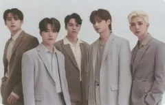 【中古】コレクションカード(男性) 83[SPECIAL(裏面銀箔押し)]：83：SEVENTEEN/集合(5人)/SPECIAL(裏面銀箔押し)/「2021 SEVENTEEN ONLINE CONCERT ＜IN-COMPLETE＞」トレーディングカード