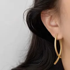 【即納】マットゴールドクロスイヤリング　ノンホールピアス　穴を開けないピアス　ゴールド　ゆらゆらピアス