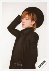 【中古】生写真(ジャニーズ) SixTONES/京本大我/上半身・衣装黒・右手帽子・左向き・背景白/「TrackONE -IMPACT-」グッズオフショット/公式生写真