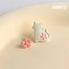 スタッドピアス 両耳 レディース 梅の花 桜 ネコ 猫 フラワー 花 アニマル 動物 左右非対称 アシンメトリー 真鍮 スタッドピアス カジュアル かわいい おしゃれ 焼付塗装 ホワイト ピンク