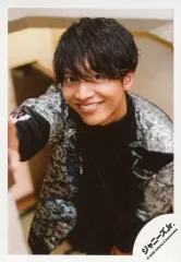 【中古】生写真(ジャニーズ) 関西ジャニーズJr./今江大地/膝上・衣装黒・銀・右手上げ・左向き・笑顔/「関ジュ 夢の関西アイランド 2020 in 京セラドーム大阪 ～遊びにおいでや!満足 100%～」グッズオフショット/公式生写真