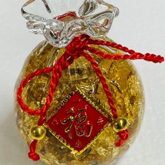 『金運爆上げ！福袋に金箔、運も輝きも逃さない。』 　―金箔入りのガラス福袋で、眩しいほどの幸運をあなたに。
