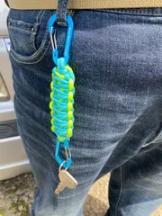 パラコードキーホルダー　コブラ編みダブルカラビナ　水色　Mサイズ　18ｃｍ