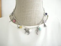 アンティーク風チャームとカラフル天然石のシルバーカラーネックレス