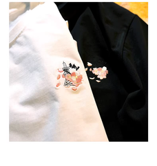 東京タワーと桜の刺繍が施された、半袖Tシャツ