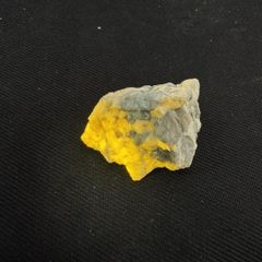 【E30710】  蛍光鉱物 柱石の変種 ヴェルネル石 ウェルネル石 ヴェルネライト ウェルネライト 天然石 原石 鉱物 蛍光