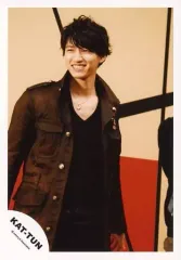 【中古】生写真(ジャニーズ) KAT-TUN/田口淳之介/膝上・衣装黒茶・体右向き・目線左・笑顔/公式生写真