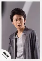 【中古】生写真(ジャニーズ) 嵐/大野智/上半身・ジャケットグレー、黒・目線右・背景グレー・「Your Eyes」/公式生写真