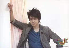 【中古】生写真(ジャニーズ) 7WEST /小瀧望/上半身・横型・ジャケットグレー・インナー青・背景カーテン・右手壁につく「関西ジャニーズJr.春休みスペシャルコンサート2012」/公式生写真