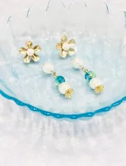フラワーフラワー　花　アクセサリー　ピアス　ゴールド　マット　パール　ガラスビーズ　エメラルドグリーン　揺れる　2way