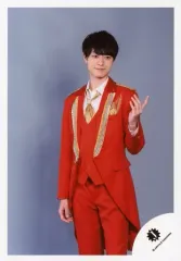 【中古】生写真(ジャニーズ) HiHi Jets/作間龍斗/膝上・衣装赤・金・左手曲げ・目線右・背景グレー/18夏「夏祭り 裸の少年 SUMMER STATION」/公式生写真