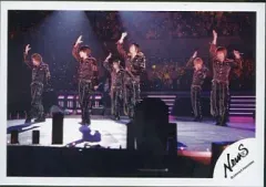 【中古】生写真(ジャニーズ) NEWS/集合(6人)/ライブフォト・横型・全身・衣装黒・右手上げ・ライト/公式生写真