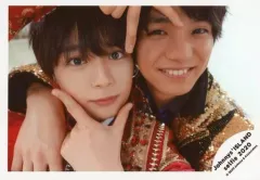 【中古】生写真(ジャニーズ) ジャニーズJr./大西流星・正門良規/横型・バストアップ・衣装黒・赤・金・大西両手指2本立て・正門右手肩・笑顔/Johnnys’ ISLAND セルフィー 2020/公式生写真