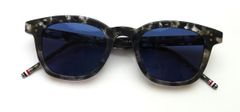 【ウェリントン型のセルフレームのサングラス】THOM BROWNE（トムブラウン）　UES921A-G0002-025-48//3N（grey tortoise / navy）