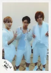 【中古】生写真(ジャニーズ) ジャニーズWEST/集合(3人)/全身(足見切れ)・衣装白・ピース・センター桐山・神山体右向き・背景白/「14冬 1st写真集「おおきに。」シンガポール撮影オフショット」/公式生写真