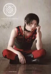 【中古】生写真(男性) 佐藤流司(加州清光)/全身・座り・赤黒金衣装・顔に左手・「単騎出陣2017着用衣裳セット」/「ミュージカル『刀剣乱舞』 加州清光 単騎出陣2018」ブロマイド