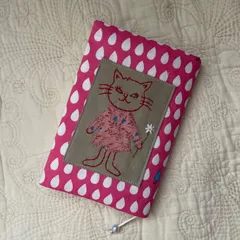 ハンドメイドのブックカバー、文庫本サイズ　刺繍　ネコちゃん