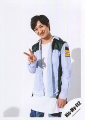 【中古】生写真(ジャニーズ) Kis-My-Ft2/宮田俊哉/膝上・衣装水色白・右手ピース/アルバム「Yummy!!」ジャケ写撮影オフショット/公式生写真