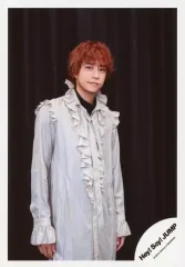 【中古】生写真(ジャニーズ) Hey! Say! JUMP/八乙女光/膝上・衣装白・両手下・右向き・口閉じ・背景黒/「Hey! Say! JUMP LIVE TOUR 2019-2020 PARADE」グッズオフショット/公式生写真