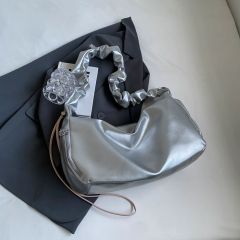 韓国風 ショルダーバッグ シルバー ぽこぽこ クリーム ホワイト レザー 