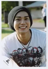 【中古】生写真(ジャニーズ) 嵐/松本潤/バストアップ・衣装白・ニット帽黒・屋外/公式生写真