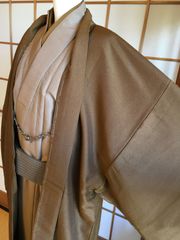 PMA1030BR　≪花ラブリ≫ 新品　着物　男性　メンズアンサンブル　洗える着物　ワンタッチ角帯　Lサイズ　L　ブラウン　茶系　パパ　父　和装　和服　和柄　和風　リョウコキクチ　RYOKO KIKUCHI