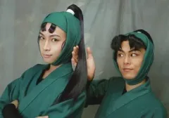 【中古】生写真(男性) 荒牧慶彦(立花仙蔵)・渡辺和貴(潮江文次郎)/横型・バストアップ・衣装緑・腕組み・背景グレー・渡辺の右手髪・キャラクターショット/ミュージカル「忍たま乱太郎」第五弾～新たなる敵!～ 生写真