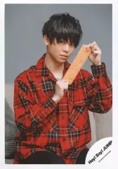 【中古】生写真(ジャニーズ) Hey! Say! JUMP/有岡大貴/上半身・衣装赤・両手でおみくじ持つ/「マエヲムケ」PV＆ジャケ写撮影オフショット/公式生写真