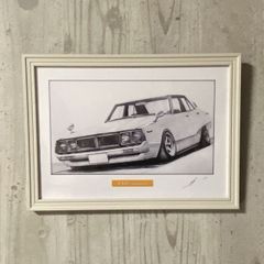 日産 ニッサン スカイライン ケンメリ4ドア　（ヨンメリ）　鉛筆画　名車 旧車 ノスタルジックカー イラスト 絵画 デッサン 絵　A4サイズ   額付き 作者直筆サイン入り 車好き 男性 向け バースデー  退職祝い ギフト クリスマス プレゼント にも最適