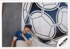 【中古】生写真(ジャニーズ) Sexy Zone/中島健人/横型・上半身・衣装青白・左手胸元・帽子グレー・後ろにサーカーボールの絵/公式生写真