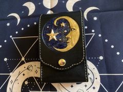 月のカービングと星のスタッズ タロットカードケース - JINX leather