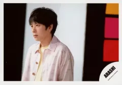 【中古】生写真(ジャニーズ) 嵐/二宮和也/横型・バストアップ・衣装ピンク・黄色・左向き/シングル「カイト」MV＆ジャケ写オフショット/公式生写真